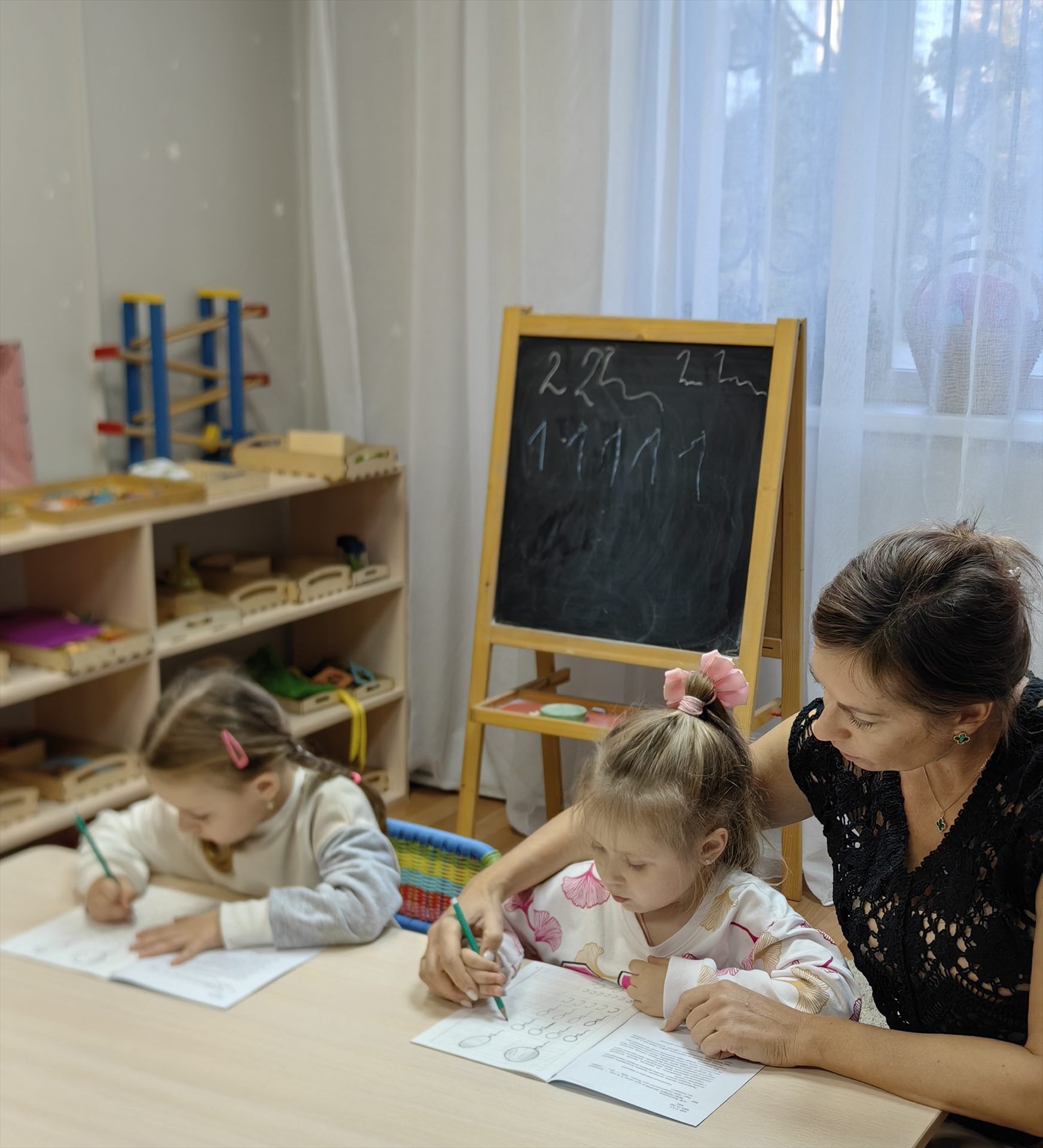 Занятие за столом с педагогом