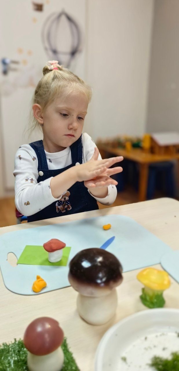 Девочка лепит из пластилина